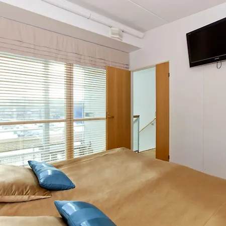 Club Tampereen Kehraeaemoe Отель 4*